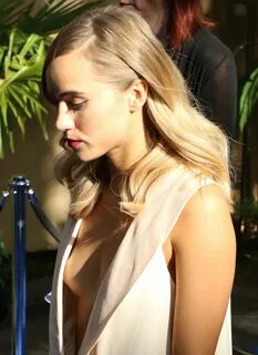 suki-waterhouse-nipple-slip-01.jpg 