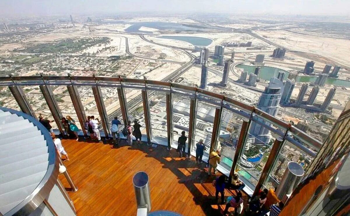 Высота последнего этажа. Дубай Бурдж Халифа смотровая площадка. Смотровая площадка Бурдж Халифа 124 этаж. Бурдж халифасмотровач площадка. Бурдж Халифа смотровая площадка на 148 этаже.