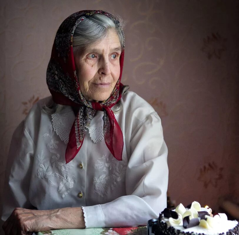 Старые женщины россии. Старушка в платке. Бабушка фотопортрет. Пожилая женщина в платке. Старуха в платке.