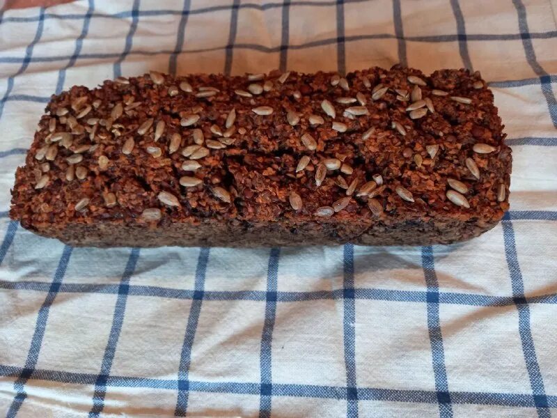 блюдо для хлеба. пирог с халвой. хлеб с семечками. паштет вегетарианский. лепешки из чечевицы.