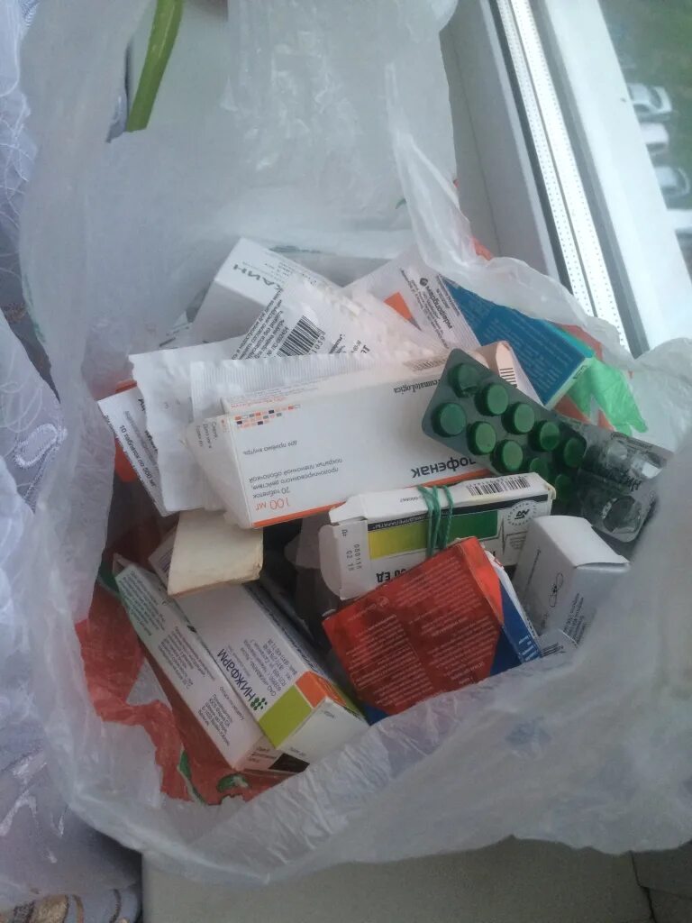 Пакет с таблетками. Пакет для медикаментов. Пакет с аптеки с лекарствами. Букет с лекарствами.
