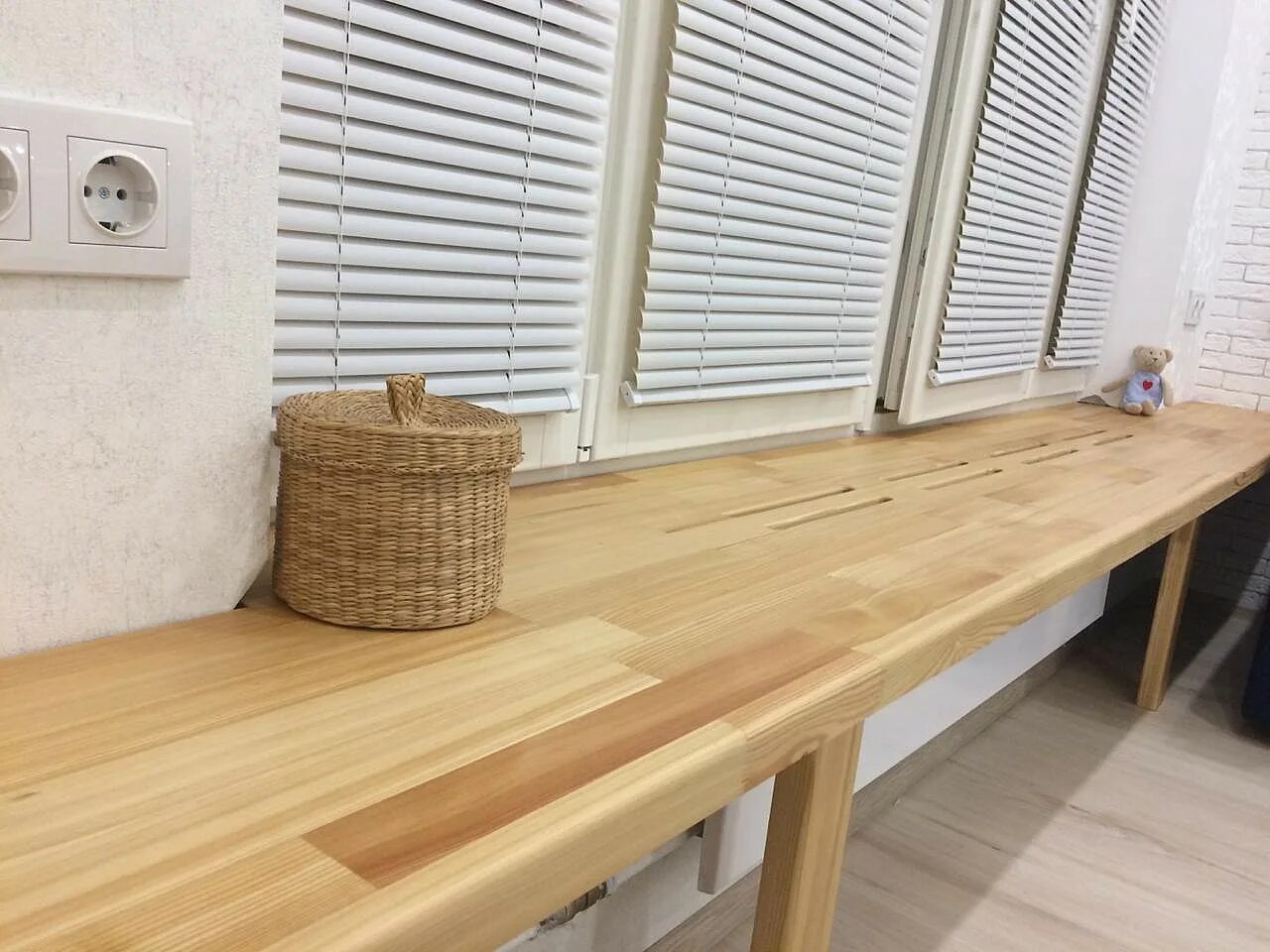 Подоконник из лиственницы. Подоконник из лиственницы. Деревянный подоконник столешница. Подоконник из лиственницы цельноламельной. Деревянный подоконник стол.