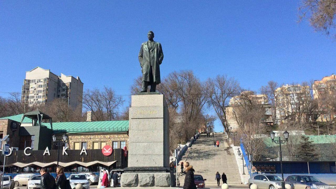 Памятник Максиму Горькому в Ростове-на-Дону. Памятник Горькому в Ростове на Дону. Памятник Горькому на набережной Ростова на Дону. Памятник Максиму Горькому набережная Ростов.