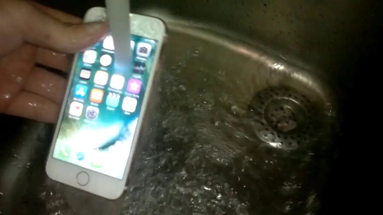 Айфон 15 под водой. Iphone 7 Водонепроницаемый. Айфон 11 вода не проницаемый. Айфон 7 водостойкий. Айфон 7 в воде.