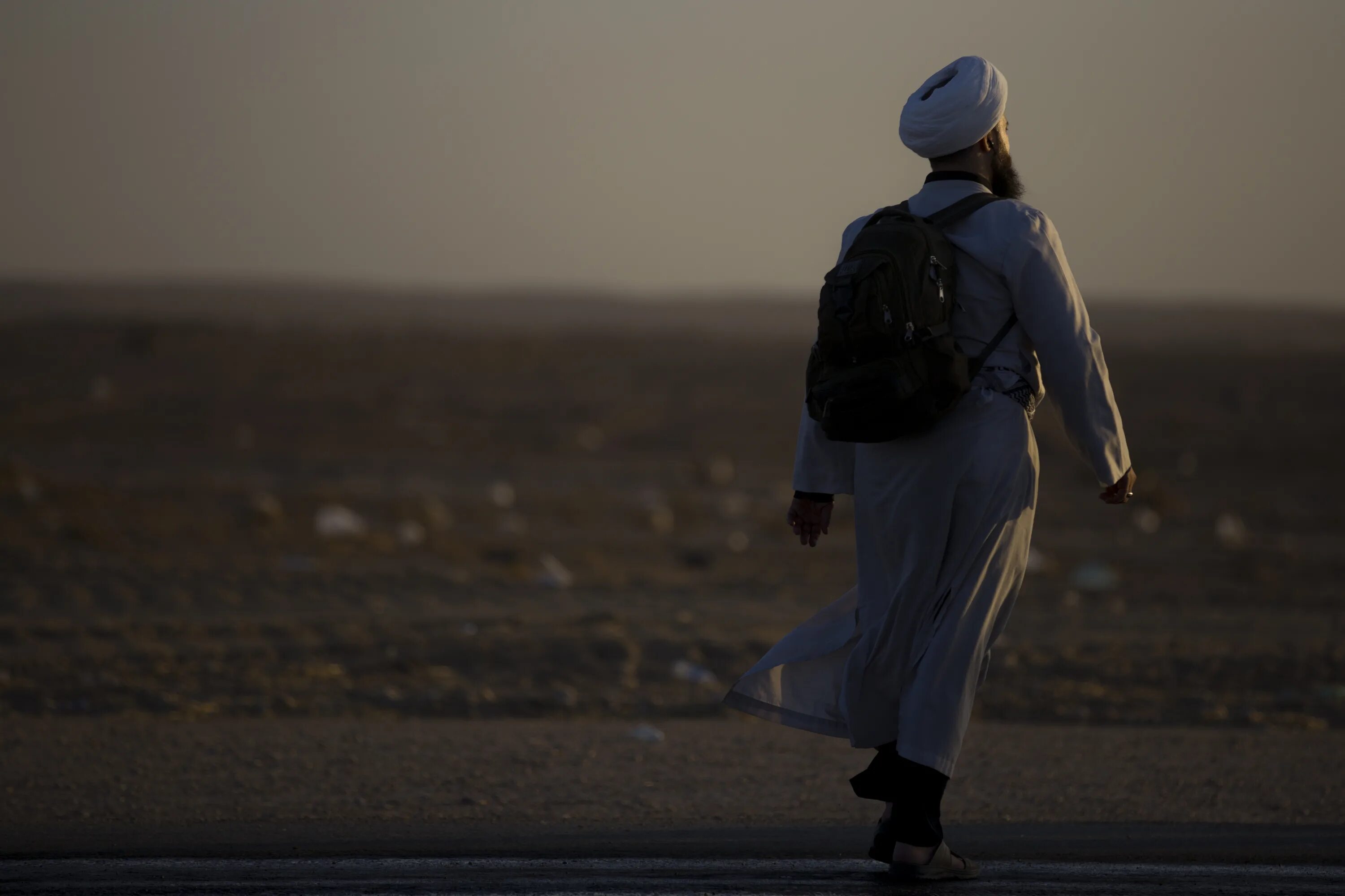 Мусульманин в самолете. Islamic Desert. The man in a Walking Chrome Islamic.