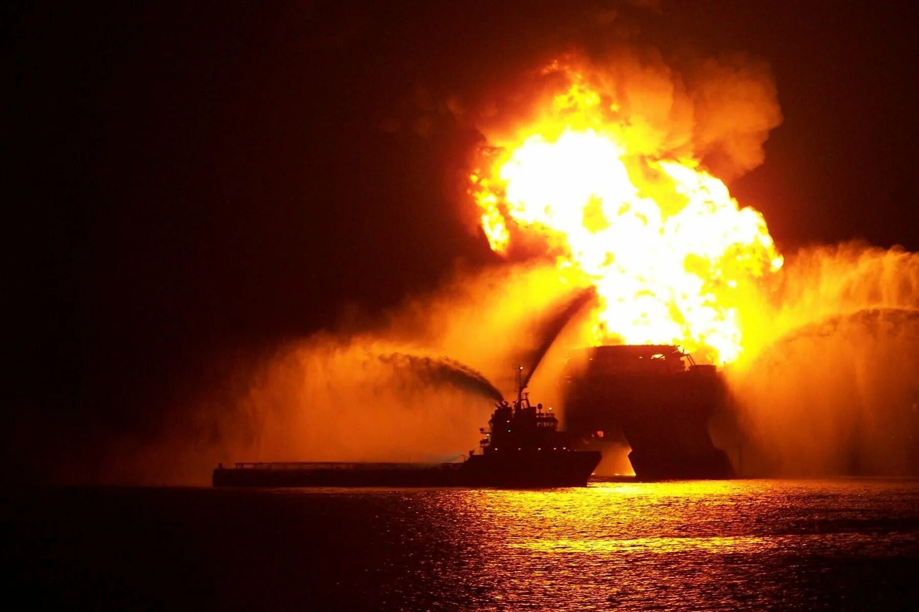 30 апреля 2010. Взрыв нефтяной платформы Deepwater Horizon. Взрыв нефтяной платформы в мексиканском заливе 20 апреля 2010. Бритиш Петролеум авария в мексиканском заливе. Взрыв нефтяной платформы Horizon Oil (20 апреля 2010 года).