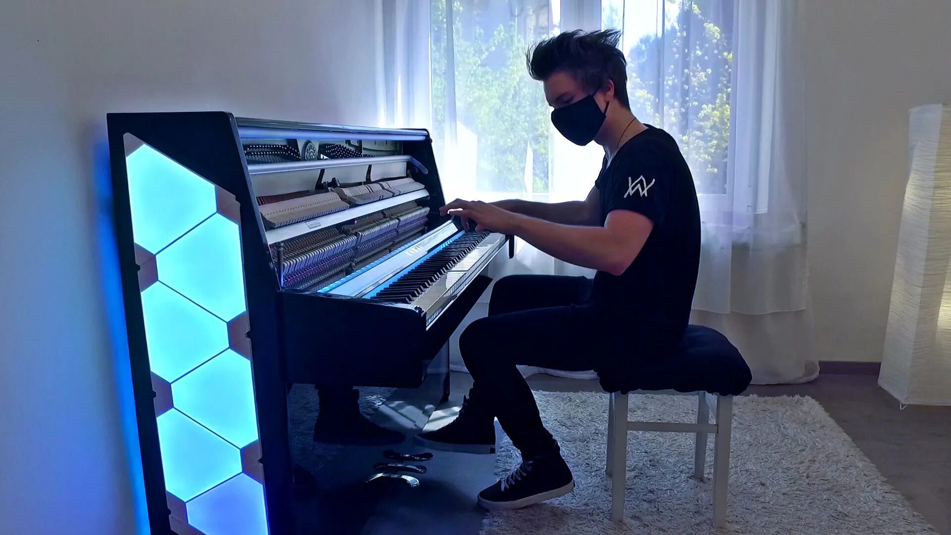 синтезатор "smart piano". парень играет на пианино. музыкальная школа урок синтезатора. уроки пианино. Piano игра.