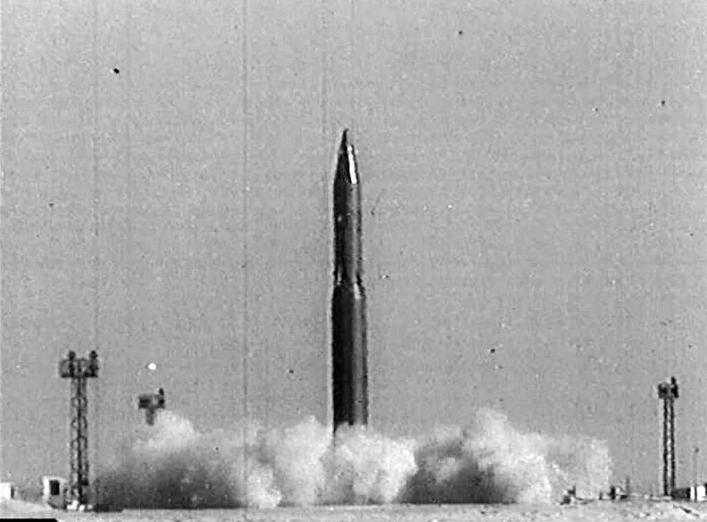 Создание первой баллистической ракеты. Р-16 баллистическая ракета. Советская баллистическая ракета р14. Ракета 8к64у шахтный вариант. Межконтинентальные баллистические ракеты р-16.