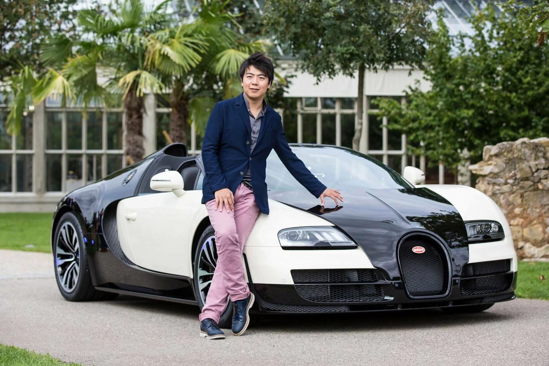 E get car. Bugatti Veyron Grand Sport Vitesse. Машина Джеки Чана. Бугатти Вейрон водитель. Бугатти Вейрон с человеком.