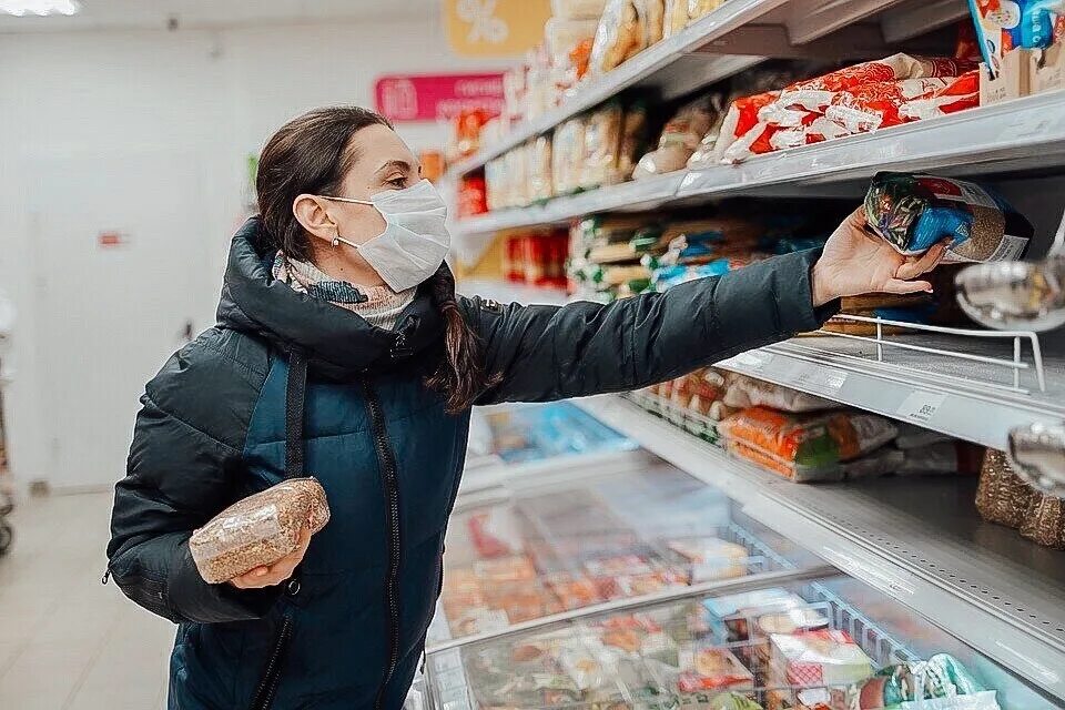 Магазины в реальной жизни. Люди в магазине. Покупатель в магазине. Люди в масках в магазине. Магазин продукты.