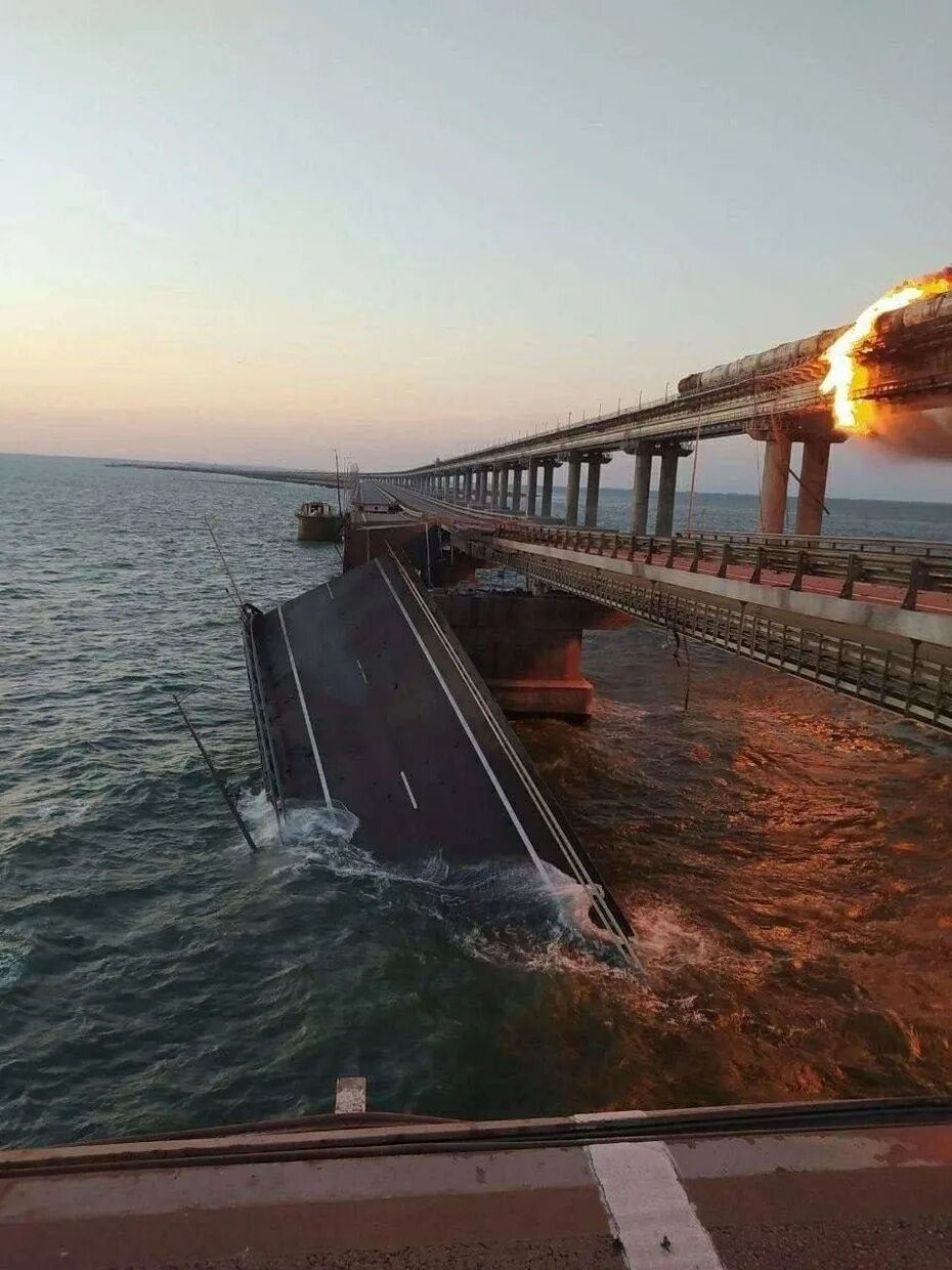 Что происходит на крымском мосту. Крымский мост Керченский пролив. Крымский мост взорвали 2022. Крымский мост 8 октября 2022 года. Керченский мост 2022.