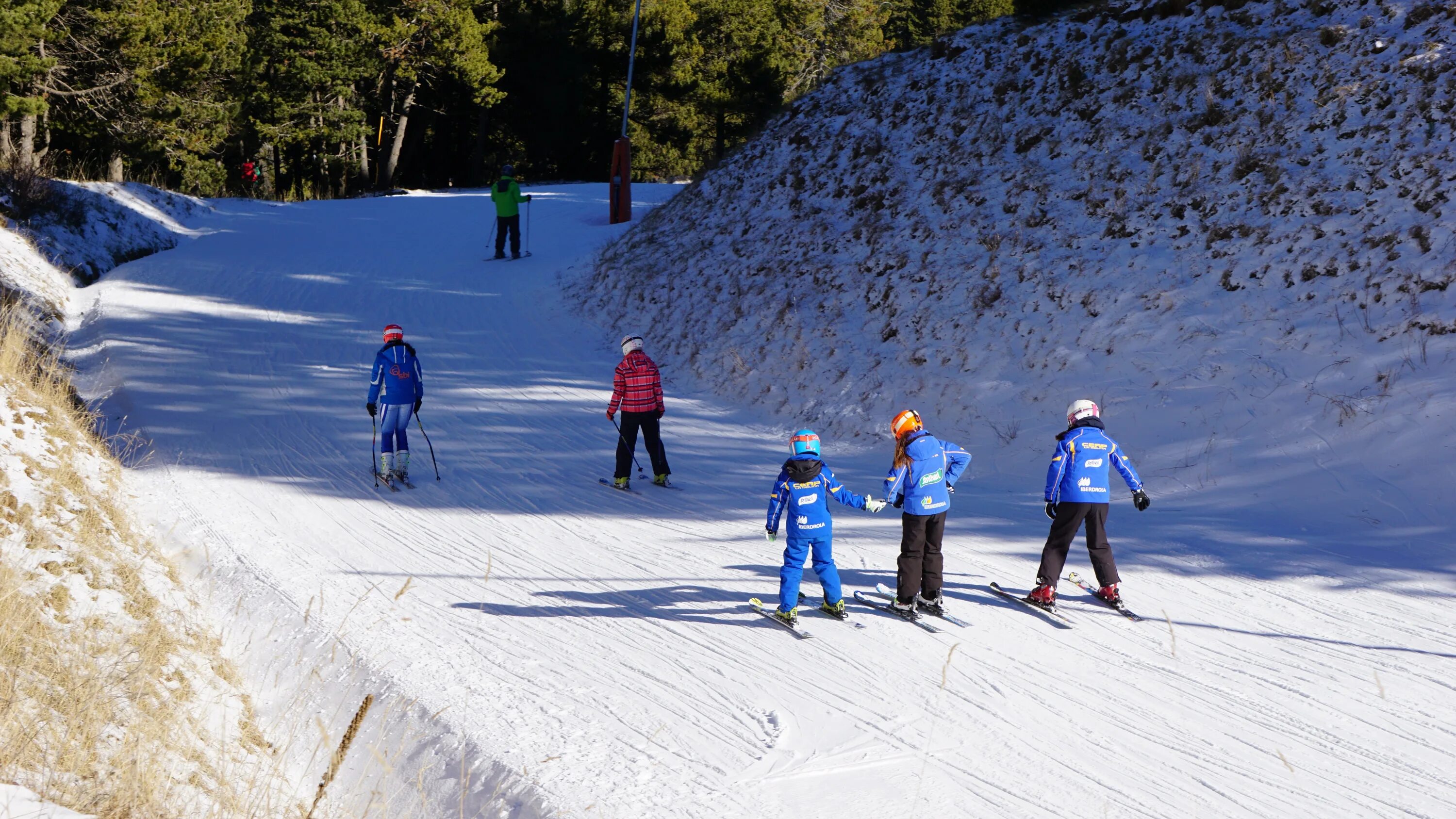 Лыжная трасса. Зимние покатушки на лыжах. Горнолыжный склон. Спуск на лыжах.