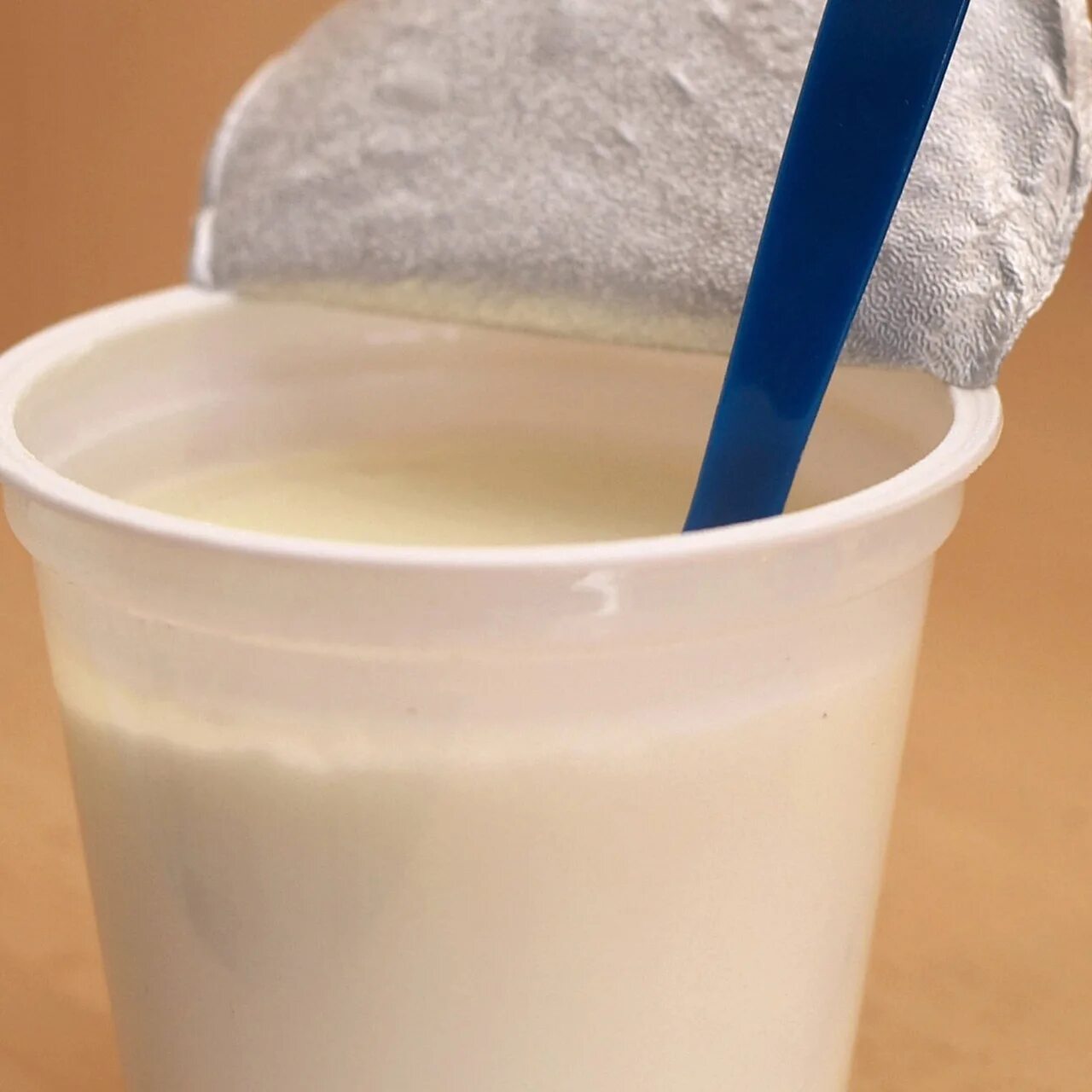 Кислый йогурт. Сыворотка в йогурте. Ацидофилин консистенция. Йогурт получается тягучим это нормально. Почему йогурт жидкий.