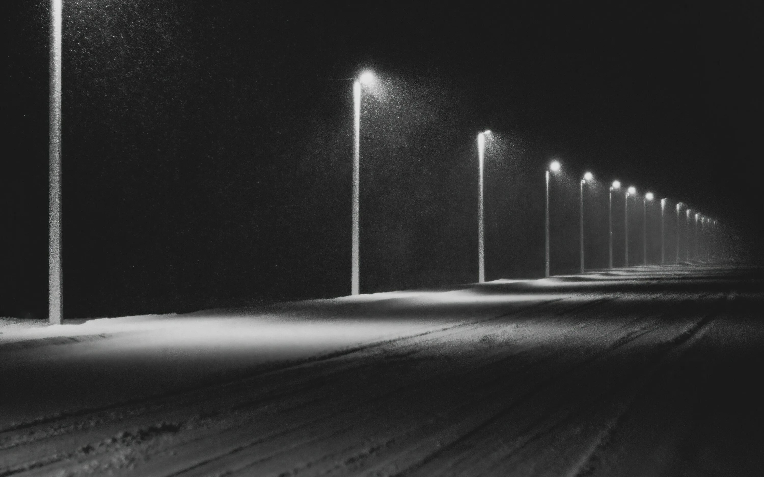 Темные дороги 2017. Дорога с фонарями ночью. Фонари на дороге. Ночь улица фонарь. Фонарь во тьме.