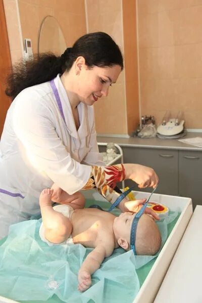 Обследование одного дня. Осмотр новорожденного ребенка. первое обследование новорожденного. осмотр ребенка неврологом.