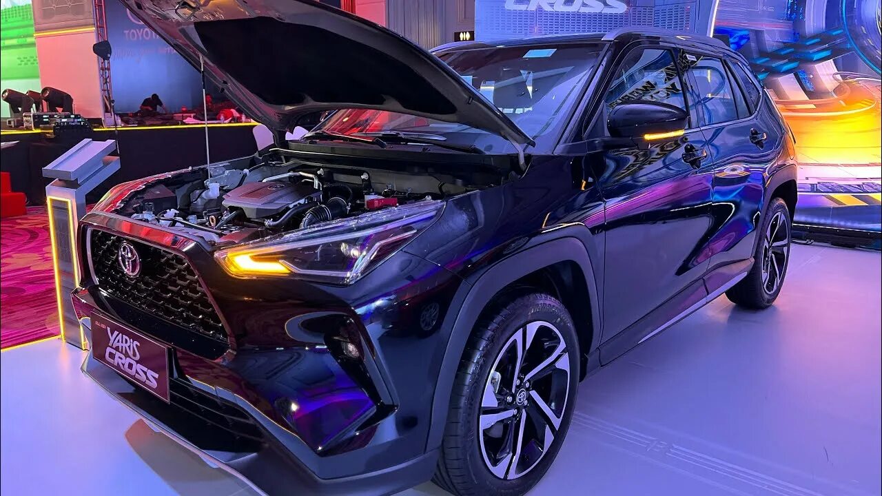 Купить тойота 2024 года. Тойота Ярис 2024. Toyota Yaris Cross 2024. Тойота кросс 2024. Тойота кросс 2024 люк.