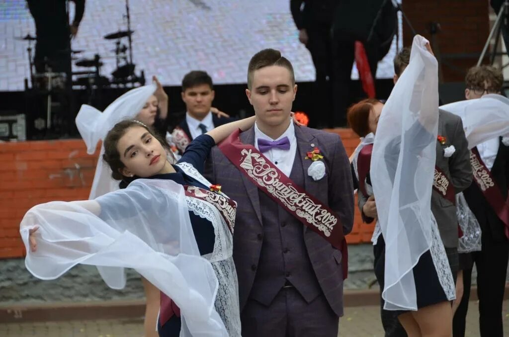 Школьный вальс. Выпускной класс. Вальс в школьной форме. Танец на выпускной 11 класс. Нестареющий школьный вальс