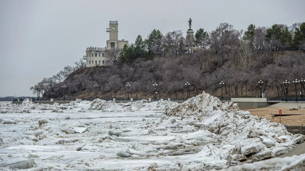 Где вскрылась река. Ледоход на Амуре. Хабаровск набережная ледоход. Лед Амур Хабаровск. Ледоход на Амуре 2023.