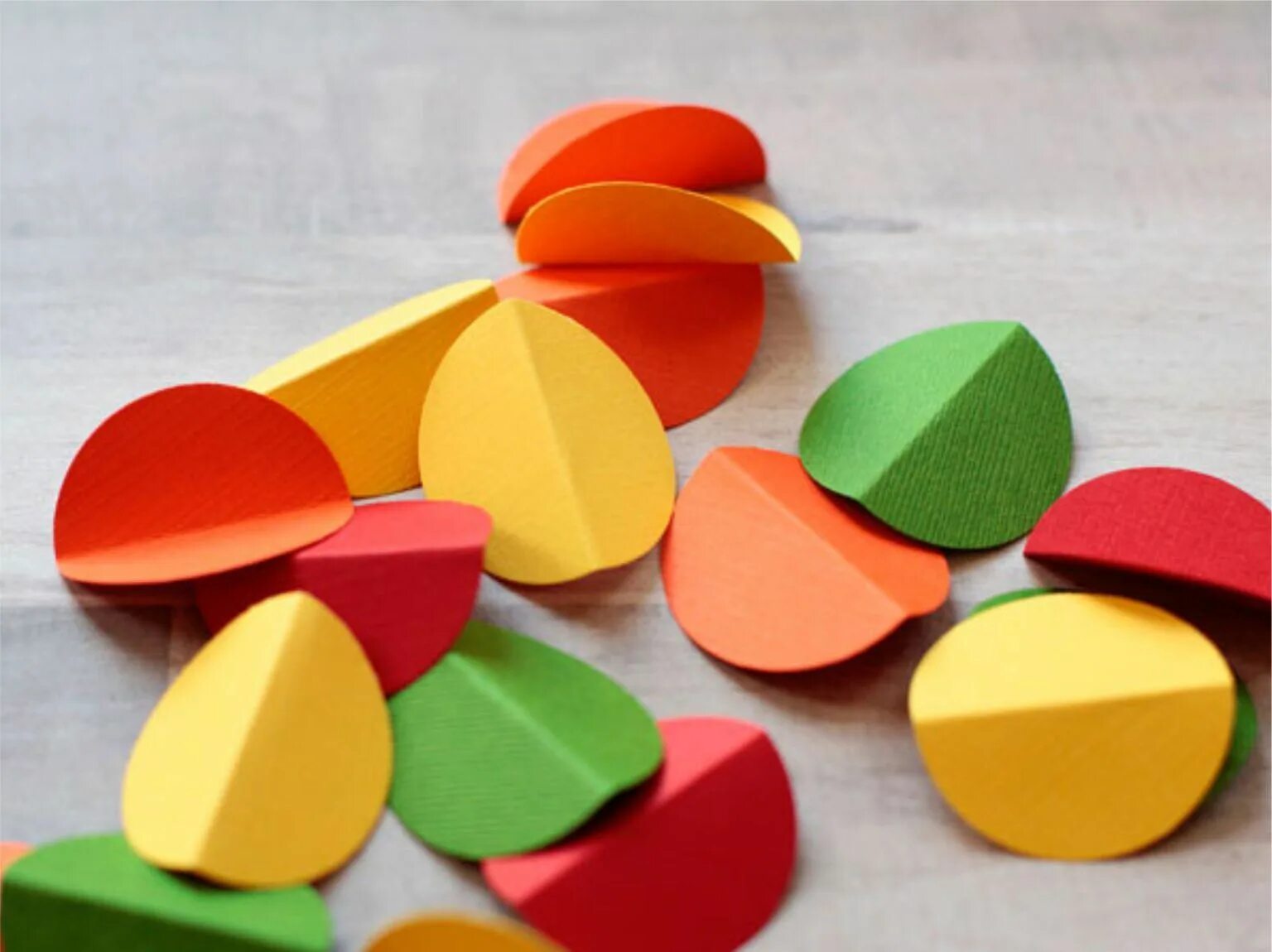 Аппликация из кругов бумаги объемная. Объемная аппликация из кругов. Создание видео из кружков. Аппликация из кругов. Аппликации для детей.