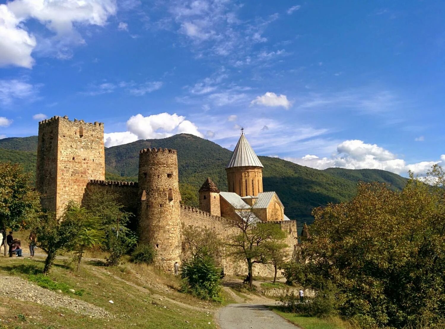 Душети Арагви. Ананури. Крепость Ананури фото. Жинвальское водохранилище Грузия зимой.