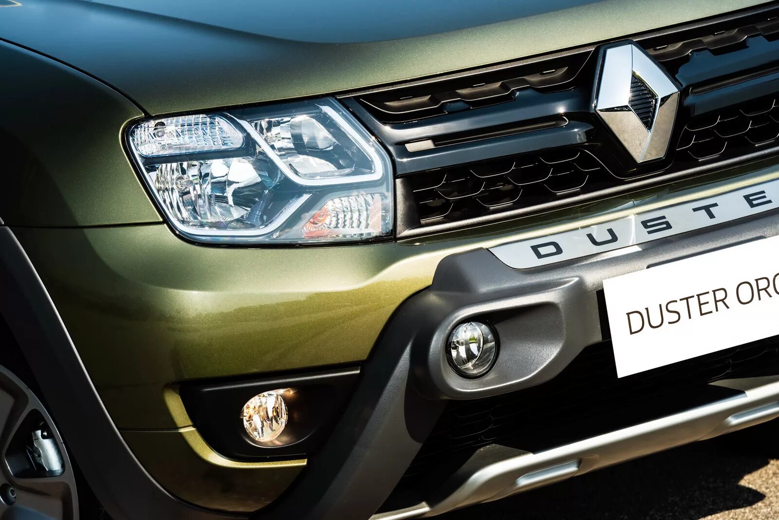 Фары renault duster. Накладка переднего бампера Рено Дастер 2014. Бампер Рено Дастер 2020. Renault Duster 2015-2020 фара. Накладка переднего бампера Рено Дастер 2015.