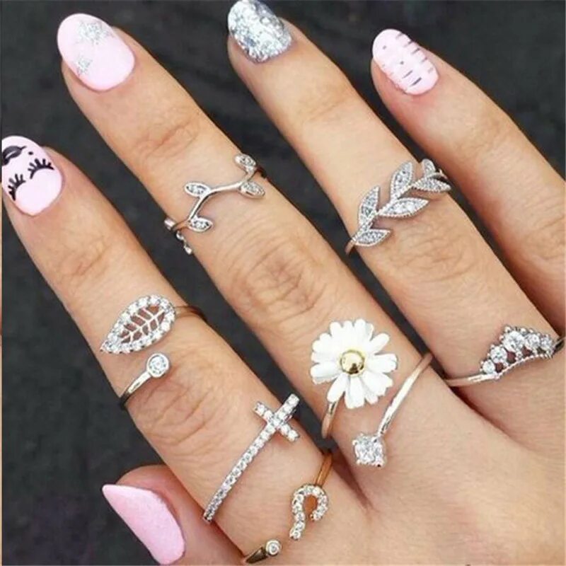 Красивое кольцо на палец. Красивые кольца. Модные кольца. Модные женские кольца. Красивое кольцо на пальце.