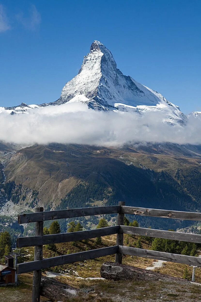 Самая высокая гора швейцарии. Гора маттерхорн в швейцарии. Matterhorn гора в швейцарии. Гора маттерхорн в швейцарии. Гора шесси.