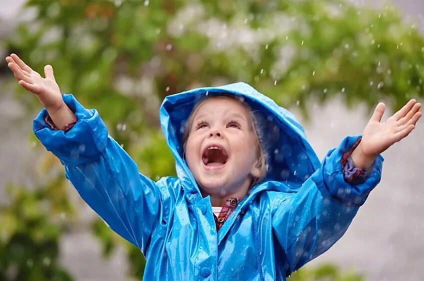Дожди 1 июня. Радостные дети. Дети радуются. Веселый человек. Дети смеются.