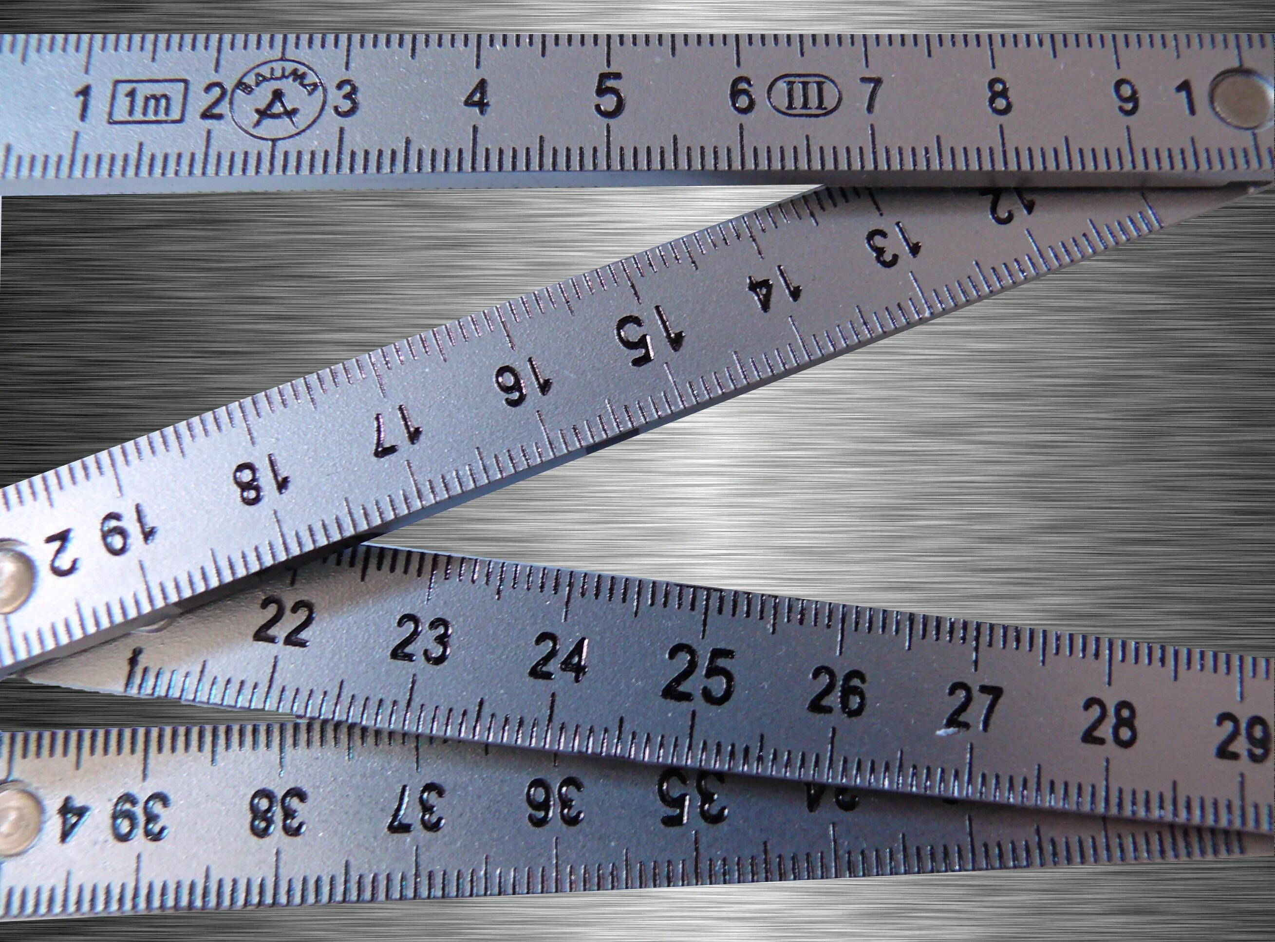 Сток метр. Дюймовая шкала на линейке. Измерение линейкой. Линейка для измерений метр. Метр металлический.