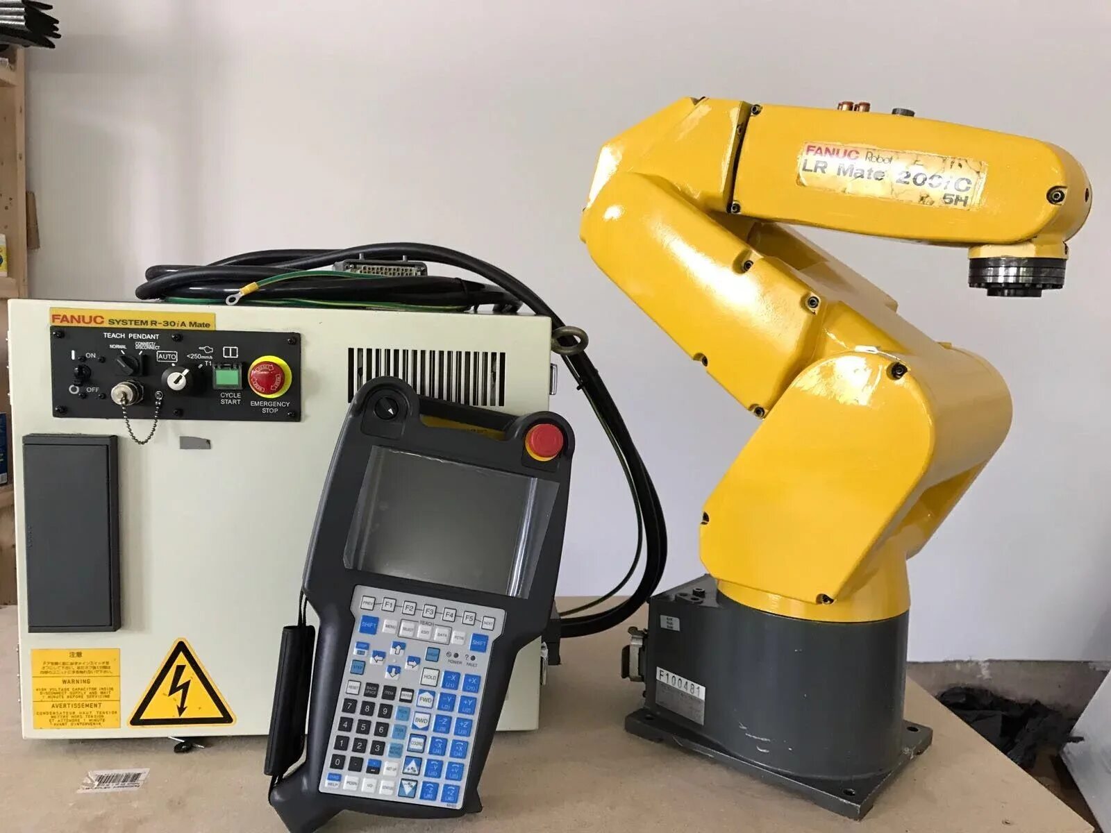 Fanuc robot. Fanuc LR Mate 200id. Промышленный робот Fanuc LR Mate 200id. Робот манипулятор Fanuc. Fanuc System r-30ib Mate.