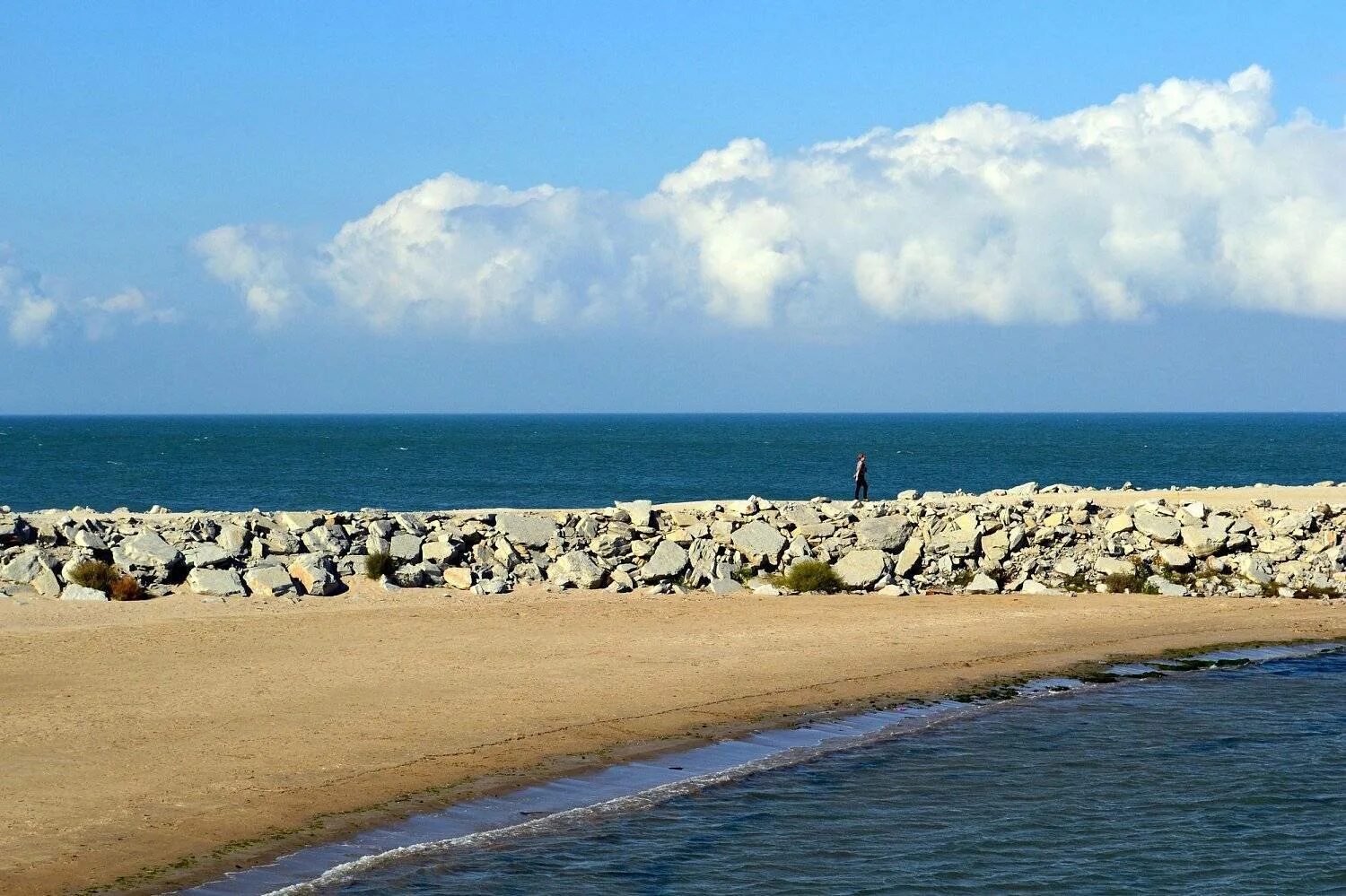 Курорты каспийского моря в россии цены. Каспийское море в Каспийске Дагестан. Каспийское море Лагань. Андреевка Каспийское море. Каспийское море Лагань пляж.