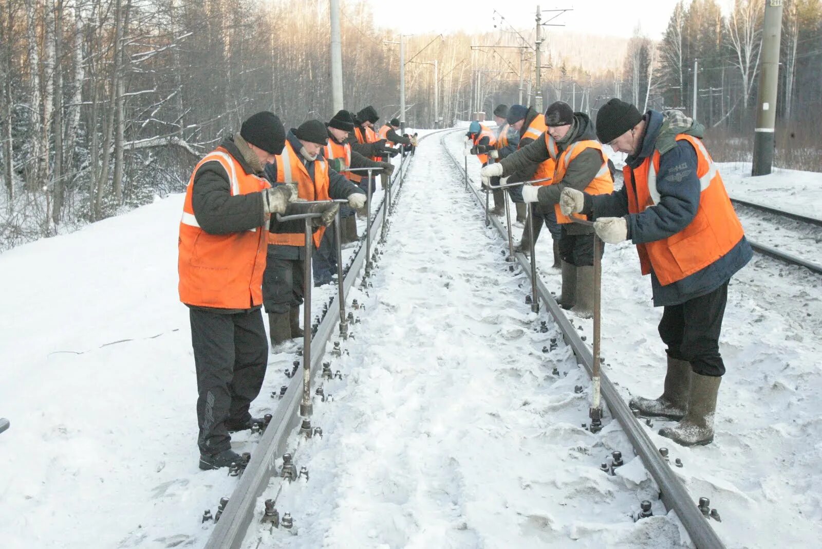 Монтер пути на железной дороге. Путейцы на железной дороге. Жд рабочие. Путейцы монтеры. Монтер пути требования.