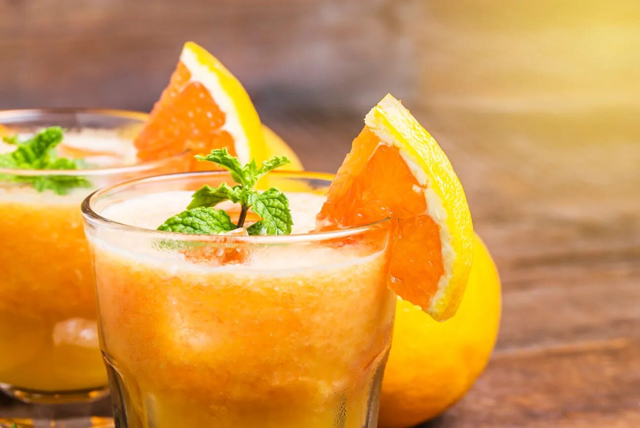 Коктейль с апельсином. Милкшейк с апельсином. Сок fresh juice апельсин. Апельсиновый пунш. Коктейль с апельсиновым соком.