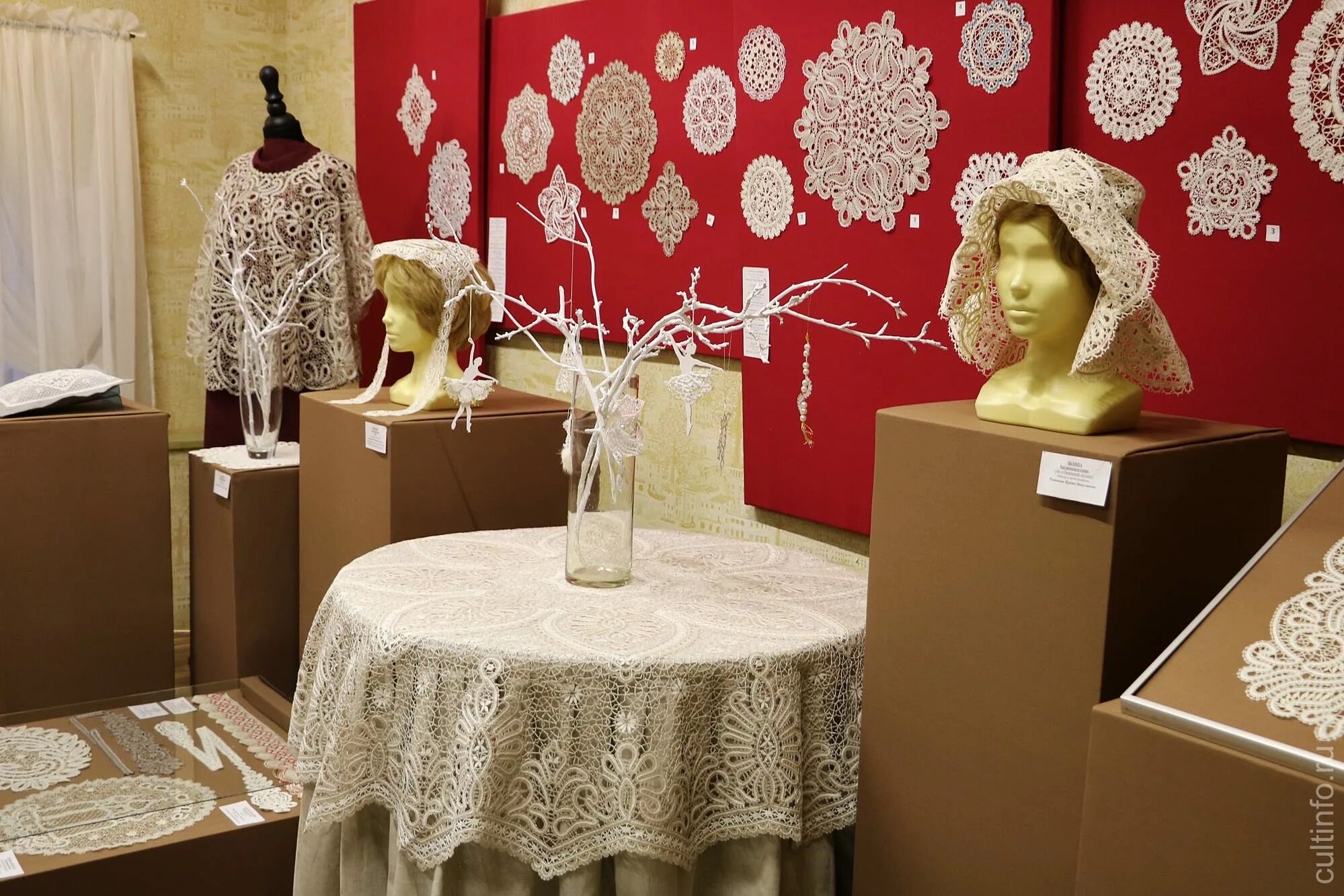 Всероссийский музей декоративного искусства москва. Экспозиция изделий. Экспозиция изделий. Экспозиция изделий. Экспозиция изделий.