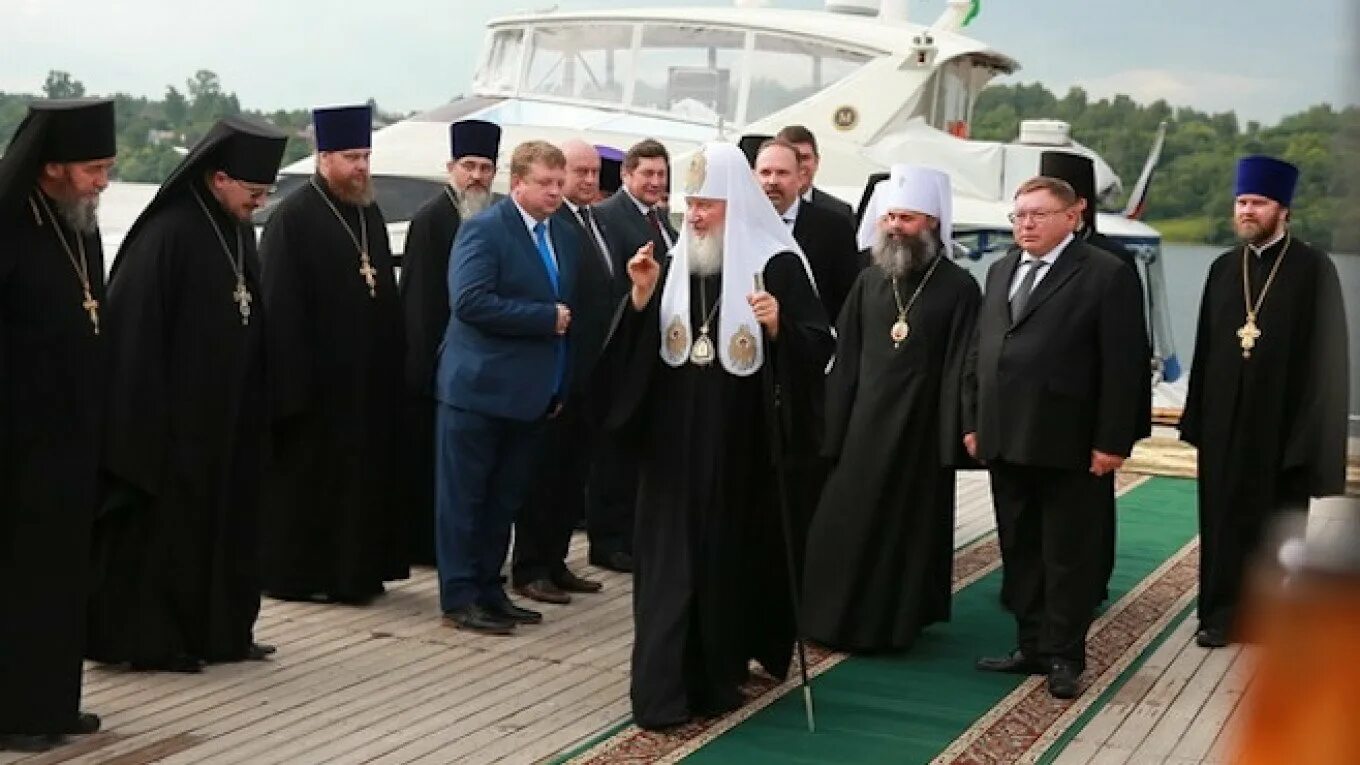 Как называется патриарха. Яхта паллада патриарха кирилла. патриарх кирилл на яхте. паллада гундяев. патриарх кирилл в плесе на яхте.