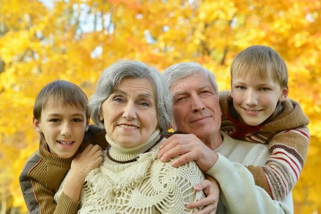 Бабушка и дедушка. Осенняя фотосессия с бабушками и дедушками. Бабушки и дедушки с внуками осень. Дедушка и бабушка с внуками осенью.