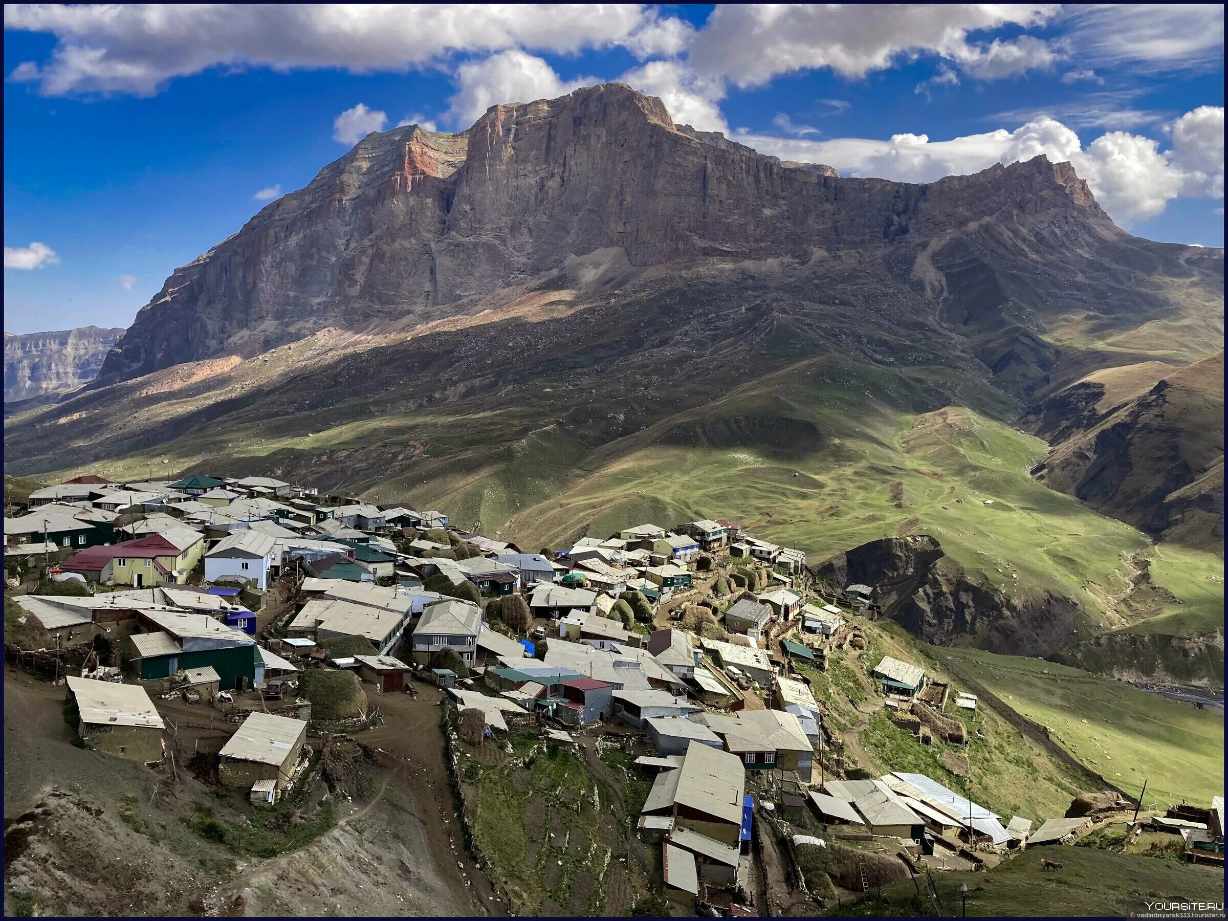 Горная какой район. Село Куруш Докузпаринский район. Горы Куруш Дагестан. Горный аул в Дагестане Куруш. Куруш село в Дагестане самое высокогорное.