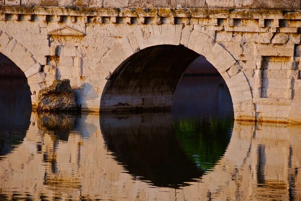 Древнейший в риме мост. Каменный мост виадук в Италии. Мост Тиберия Римини. Мосты в древнем Риме. Римский арочный мост.