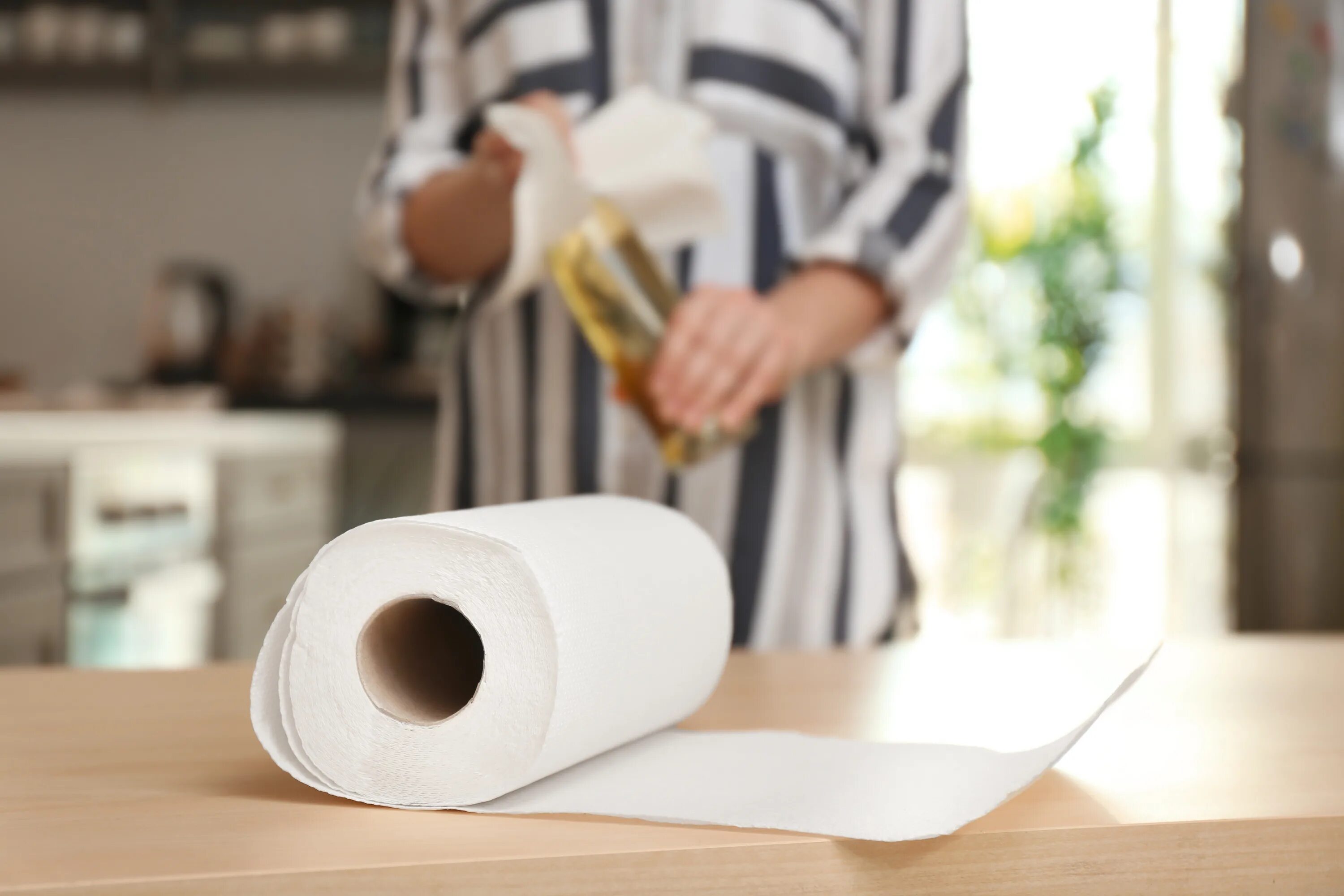 Использованные бумажные полотенца. Бумажные полотенца на кухне. Бумажное полотенце вытирать. Бумажные и тканевые полотенца. Протирает кухонный стол.