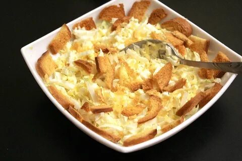 Салат с сыром и сухариками