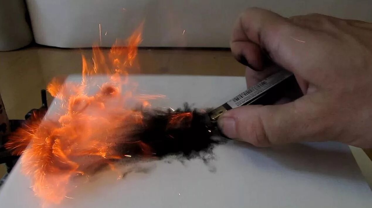 Огонь церковной свечи. Коптя горит свеча. Пламя от свечи. Церковные свечи. Сгоревшая свеча.