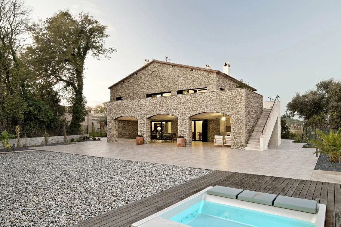 Каменный дом с бассейном. Современный дом из камня. Вилла из камня. Каменный дом в средиземноморском стиле. Modern village
