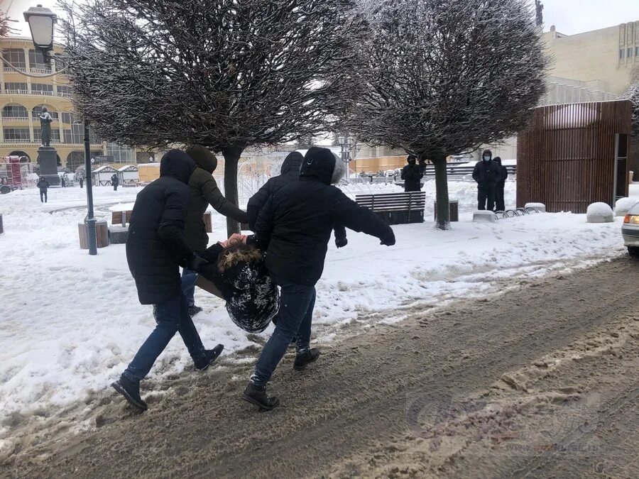 Сегодня в курске мужчина. Девичья драка во Льгове Курской области. Задержание в Курске сегодня. Курские новости арест молодых ребят ночью 31.03.2022. Курск митинг за Навального.