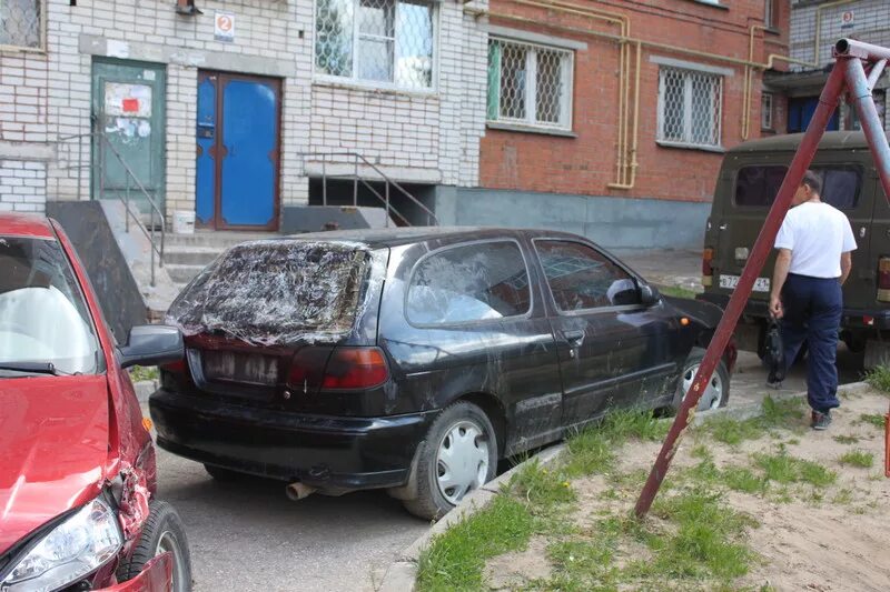 Кувалдой по машине. Бардак во дворе. Машина перед подъездом.