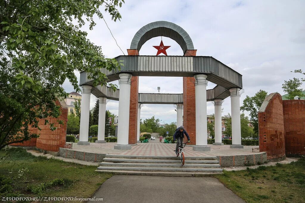 Места черногорска. Места черногорска. Памятник вере баландиной. Вечный огонь черногорск. Памятник вере баландиной.