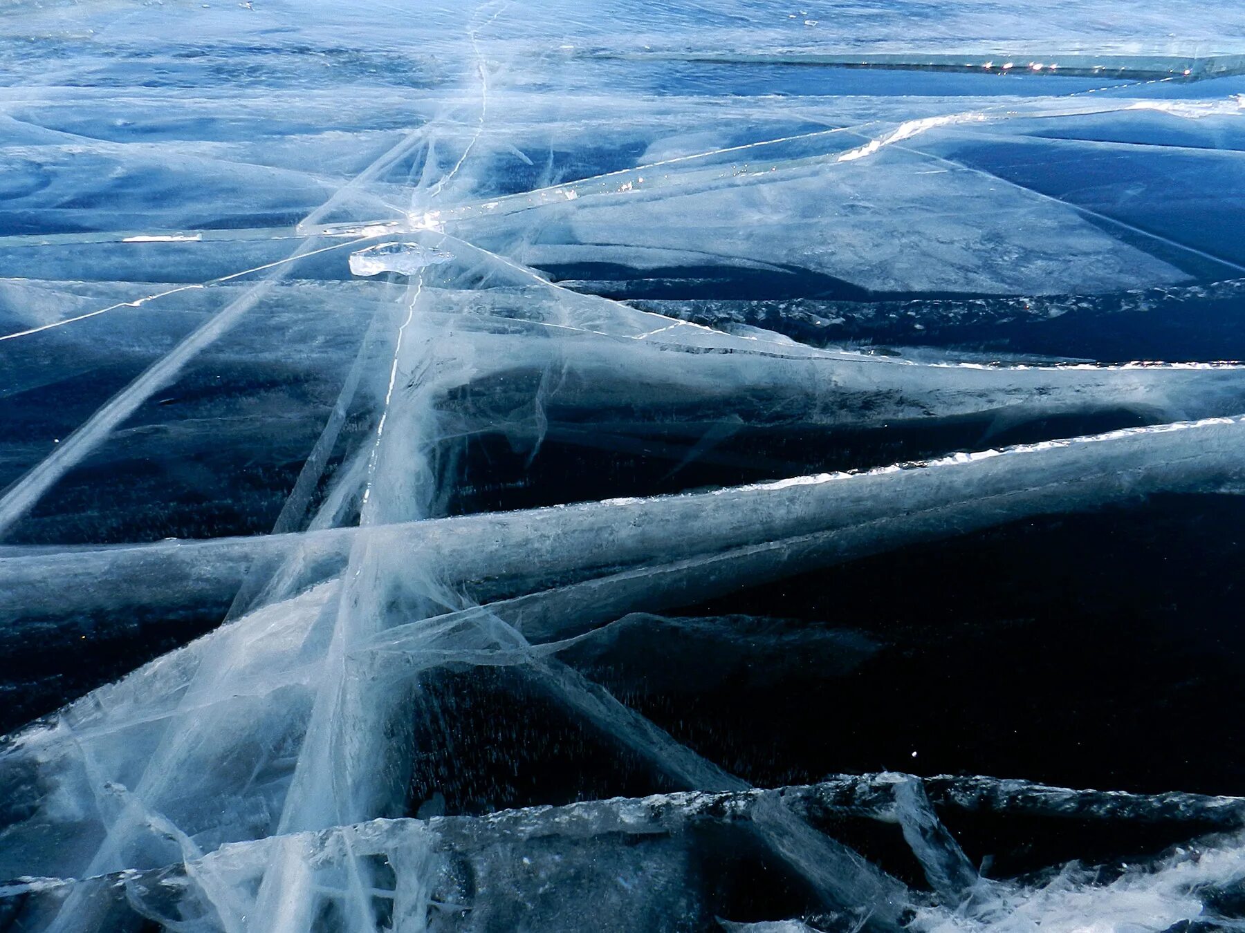 Трещины на льду. Байкал трещины на льду. Лед шорох на Байкале. Лед Байкала сверху. Лед Байкала вид сверху.