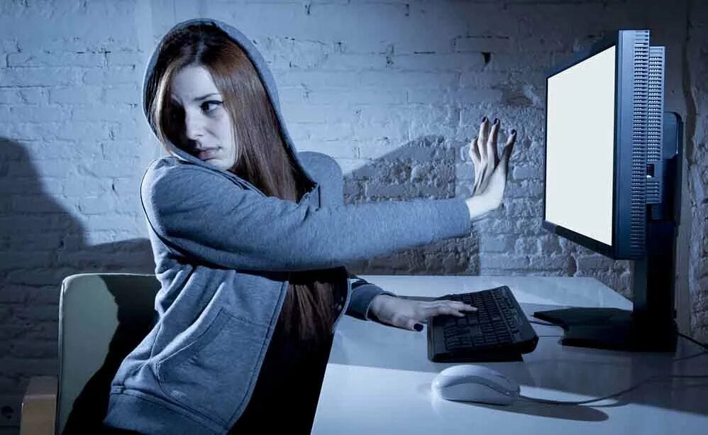 Жертвами кибербуллинга становятся. Травля в социальных сетях. Кибербуллинг. Игнорирование кибербуллинга. Интернет травля фото.