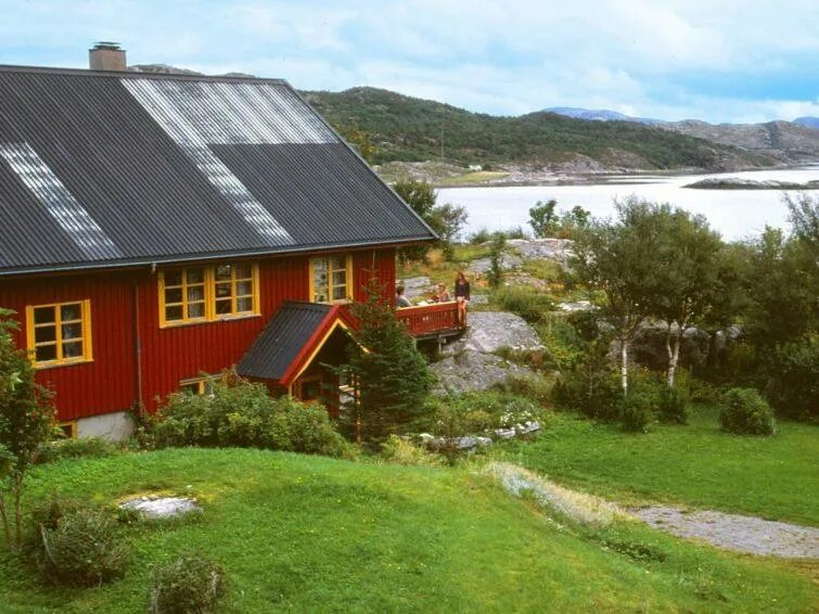 Севен дома. Рёрвик Норвегия. Норвегия частный сектор. Вилла в Норвегии у озера. Рыбацкий дом Норвегия.