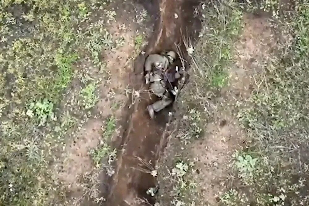 С дрона скинули гранату. Видео бойца с гранатами. Видео бойца с гранатами. Метание гранаты с колена. Видео бойца с гранатами.