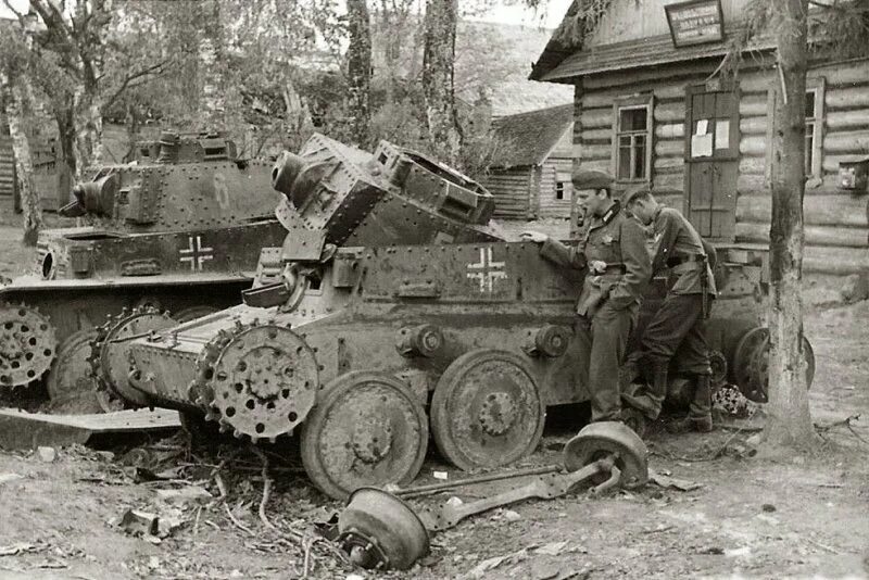 Танки вермахта 1941. Бронеавтомобиль ба-10 1941. Киевский котел 1941 уничтоженная техника. Подбитые танки т-34 лето 1941. Брошенная техника ркка 1941 год.